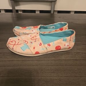 Toms Alpargata pink Nurse Appreciation print women's size 8